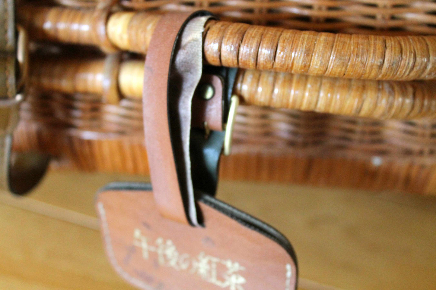 KIRIN 午後の紅茶　コイズミトランク　籐製ピクニックバスケット　レザーベルト付き